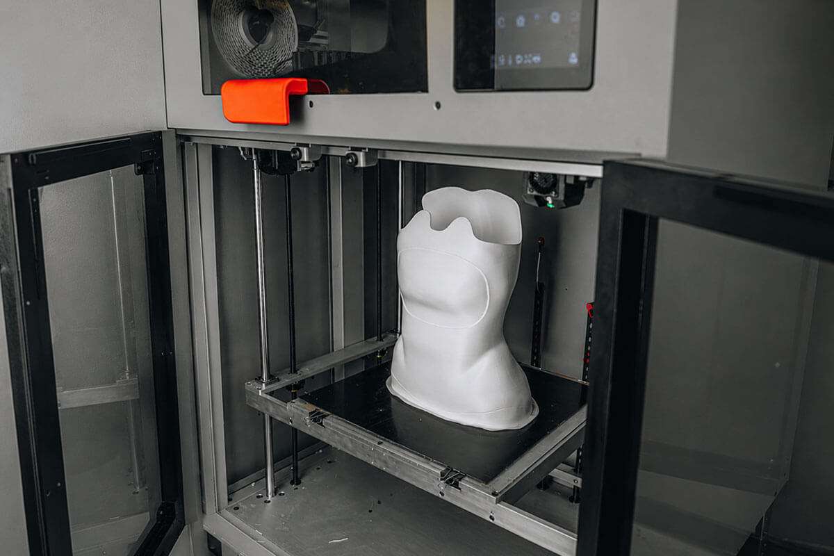 Produzione 3D di un corsetto spinale Corsetto ortopedico spinale durante la produzione con stampante 3D